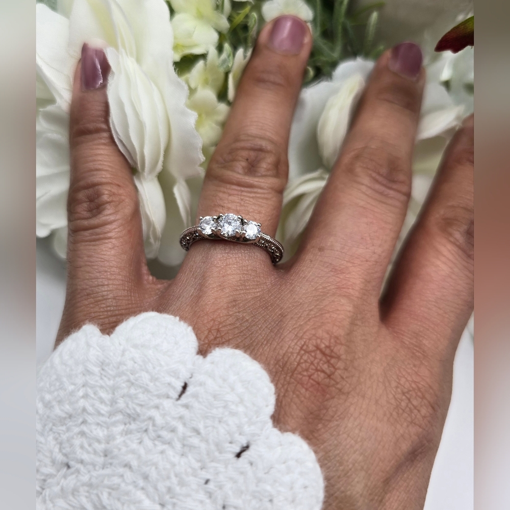 🥰 LUXUR ENGAGEMENT RING - Picture 4 of 7